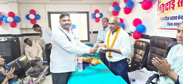 सेवानिवृत्त चिकित्सक को दी विदाई
