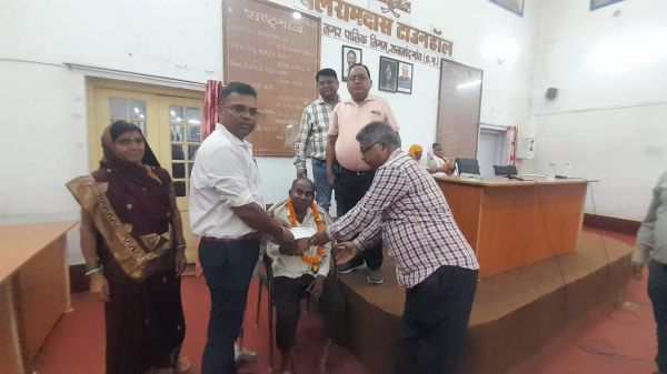 सेवानिवृत्त कर्मियों को आयुक्त की उपस्थिति में दी विदाई