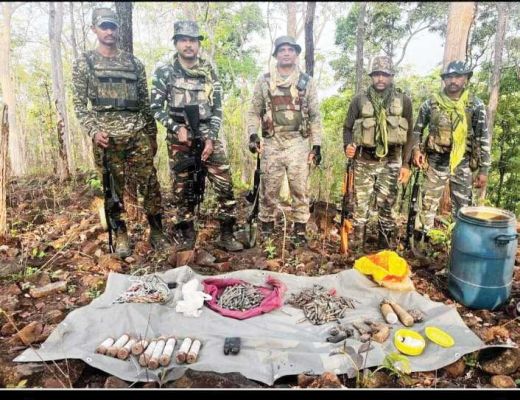 जंगल में छिपाए हथियार, विस्फोटक व अन्य नक्सल सामान जब्त