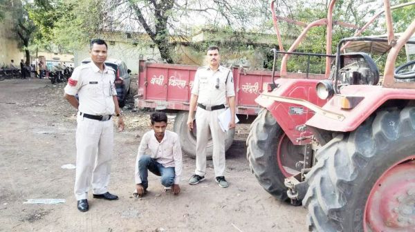 ट्रैक्टर सर्विसिंग सेंटर के बाहर खड़ी ट्रैक्टर-ट्रॉली की चोरी