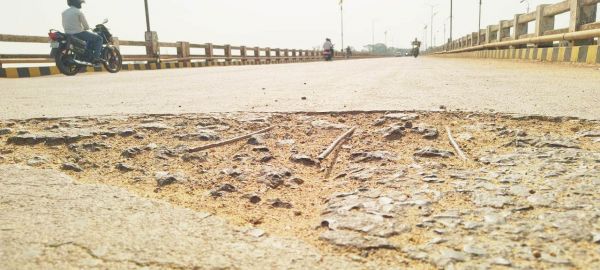 महानदी पुल से निकलने लगी छड़, दुर्घटना को दे रहा आमंत्रण