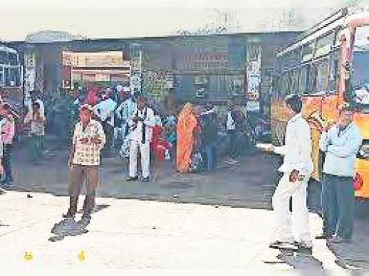 बस स्टैंड में बना नाम मात्र का यात्री प्रतीक्षालय