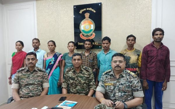 4 ईनामी समेत आठ नक्सलियों का समर्पण