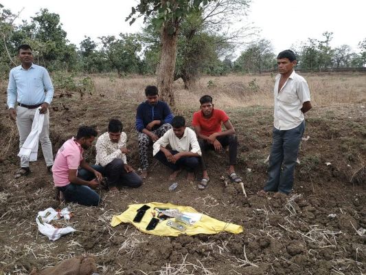 जुआ खेलते आधा दर्जन  गिरफ्तार