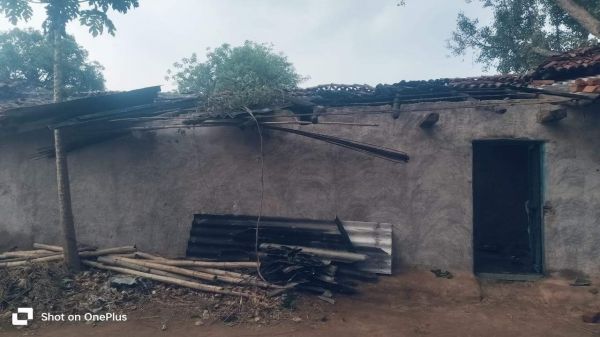 आंधी-तूफान और बारिश, कई मकान क्षतिग्रस्त, शीट उड़े, खंभे व पेड़ धराशायी