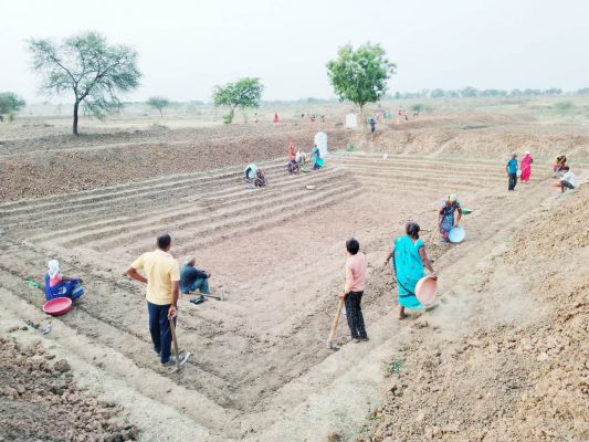 ऊंची पहाड़ी वाली क्षेत्रों में वाटर रिचार्ज संरचनाओं का किया जा रहा निर्माण