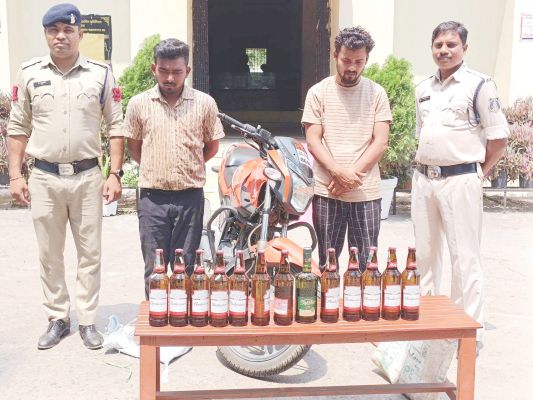 बाईक पर अवैध शराब परिवहन करते दो पकड़ाए
