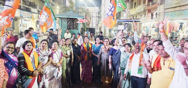 एनडीए गठबंधन को पूर्ण बहुमत मिलने व रूपकुमारी चौधरी के ऐतिहासिक जीत पर मनाई खुशियां