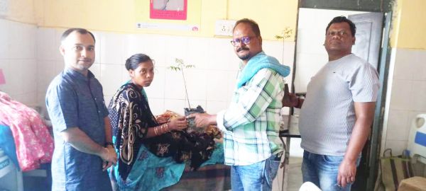 विश्व पर्यावरण दिवस पर नव प्रसूतियों को फलदार-औषधि पौधे वितरित