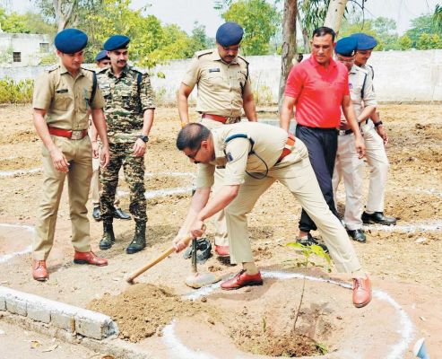 एसपी समेत पुलिस कर्मियों ने रोपे पौधे