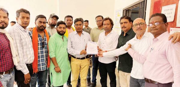 बिजली अफसरों बुलाया गेट के पास, तपती गर्मी में जनता ने पूछे सीधे सवाल