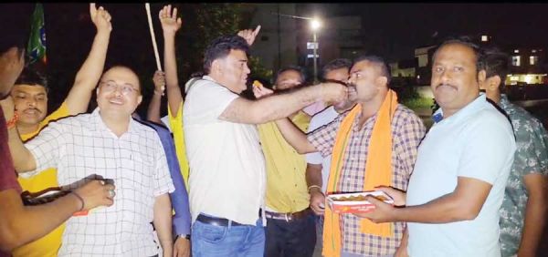  भाजपा की जीत, कार्यकर्ताओं ने मनाया जश्न, आतिशबाजी