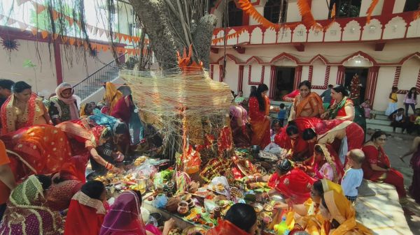 पति की दीर्घायु के लिए सुहागिनों ने रखा व्रत