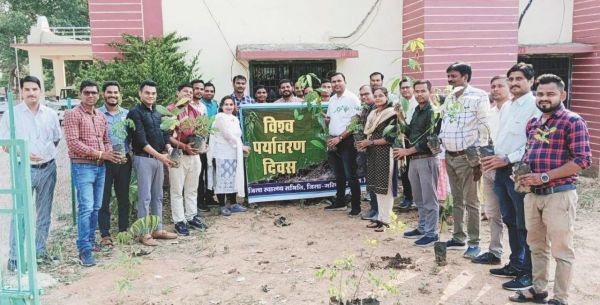 सीएमएचओ ने किया पौधरोपण