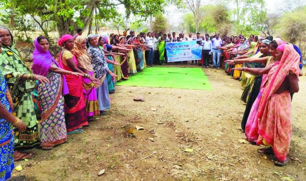 गांव और पंचायतों में मना त्यौहार