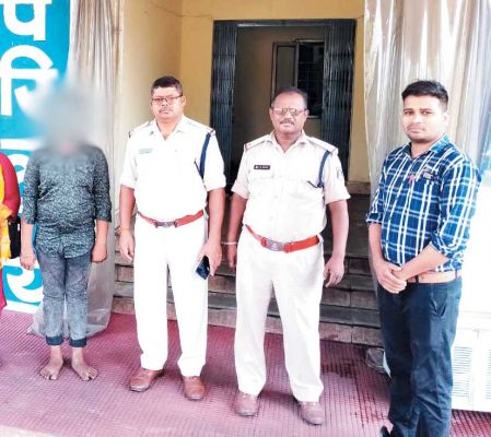 गुम हुए बालक को परिजनों के सुपुर्द कर लौटाई खुशियां