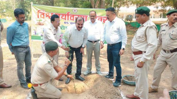 पर्यावरण संकट में है इसे सिर्फ वृक्षारोपण ही बचा सकती है-लक्ष्मण सिंह