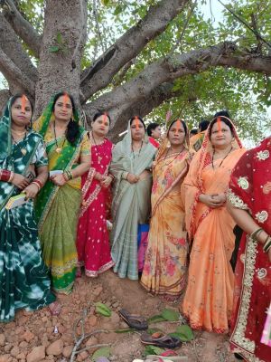 पति की लंबी उम्र की कामना के साथ रखा वट सावित्री व्रत