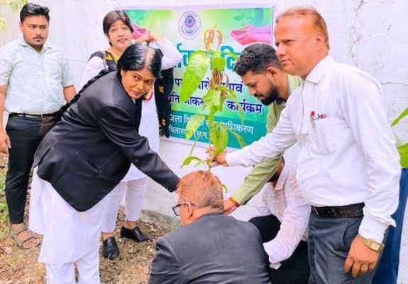 जजों ने मनाया विश्व पर्यावरण दिवस, पौधे रोपकर उनकी रक्षा का लिया संकल्प  