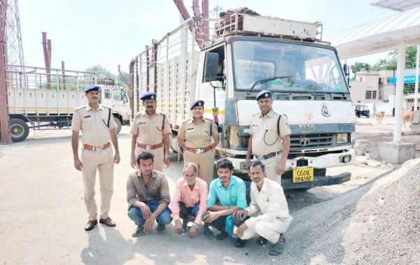 पेड़ काटकर चोरी करने वाले 4 आरोपी गिरफ्तार