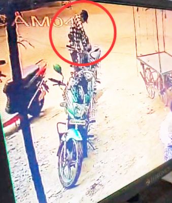 डिक्की से चोरी, सीसीटीवी फुटेज में दिखा संदिग्ध