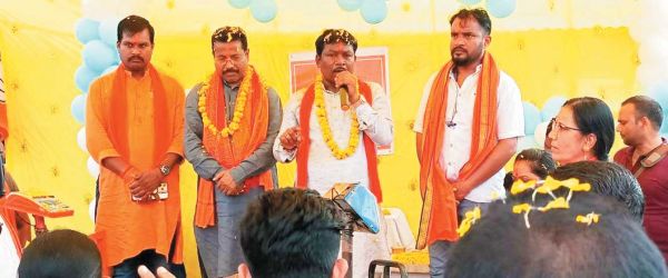 सांसद को लड्डुओं से तौला