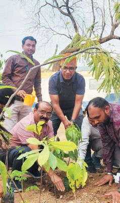 स्वास्थ्य केंद्रों पर रोपे पौधे, देखभाल का लिया संकल्प