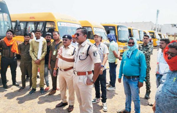 शिविर में स्कूली बसों की जांच, कमियों को ठीक करने के निर्देश