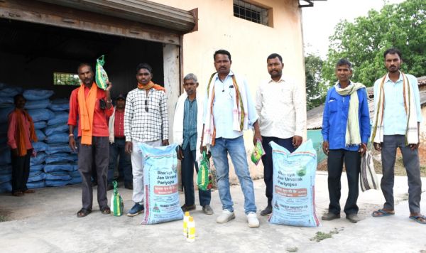 समितियों में पर्याप्त मात्रा में खाद-बीज उपलब्ध
