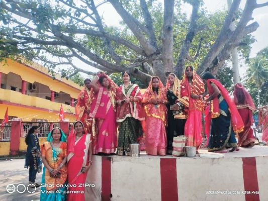पति की दीर्घायु के लिए रखा वट सावित्री व्रत