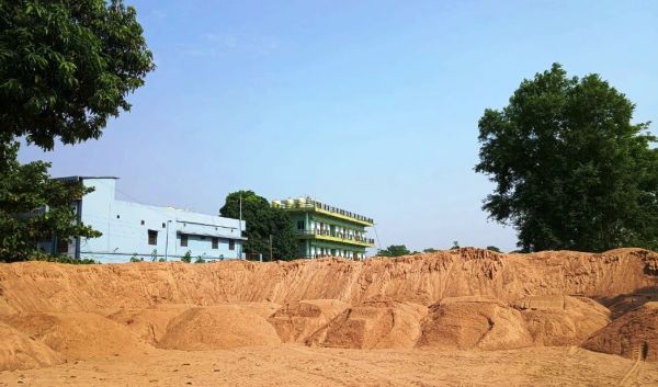 बारिश से पहले अवैध भंडारण, 200 ट्रक रेत जब्त