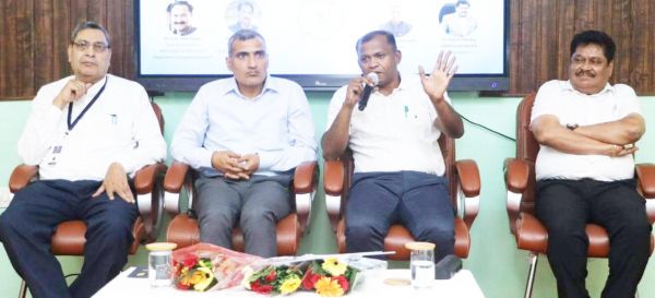 छात्रों को अधिक व्यवहारिक व रोजगारोन्मुखी शिक्षा प्रदान करें