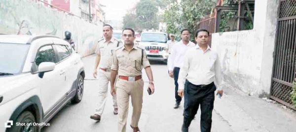 पैदल मार्च कर सडक़ तक सामान फैला कर दुकान लगाने वालों को समझाइश  
