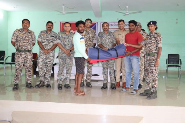 नक्सल इलाक़ों के युवाओं को खेल सामग्रियों का वितरण 