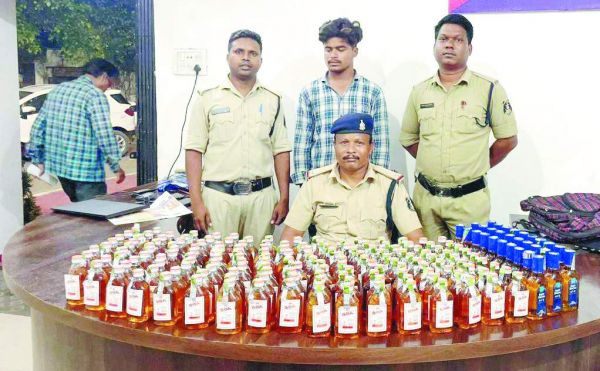 स्कूटी पर अवैध शराब का परिवहन, गिरफ्तार