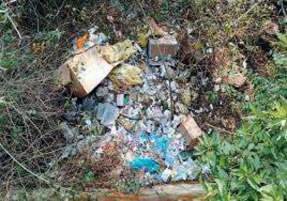 दवाईयां को शहर के बाहर फेंक आम जनों के स्वास्थ्य के साथ खिलवाड़