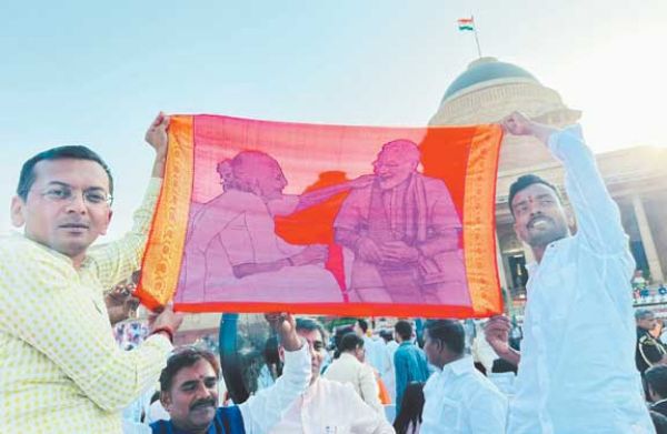 मां के साथ मोदी के पोट्र्रेट ने किया आकर्षित