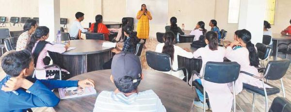 जिला पंचायत सीईओ बनीं शिक्षक