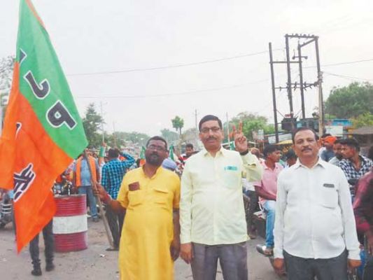 सरकार गठन और शपथ लेने की खुशी में भाजपाइयों ने निकाली बाइक रैली