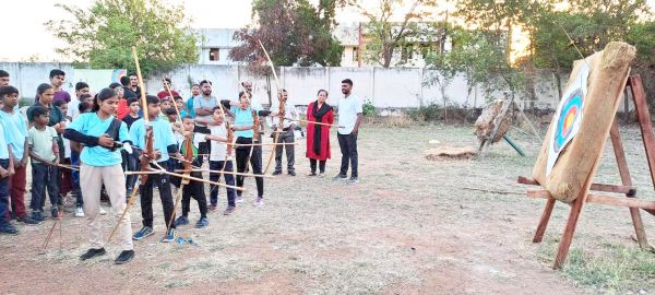 प्रशिक्षण शिविर में बच्चों ने ली तीरंदाजी के गुर