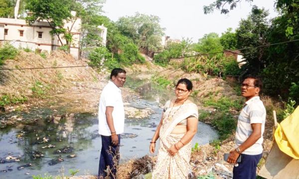 नाला सफाई का जायजा लेने पहुंचे महापौर-कमिश्नर 