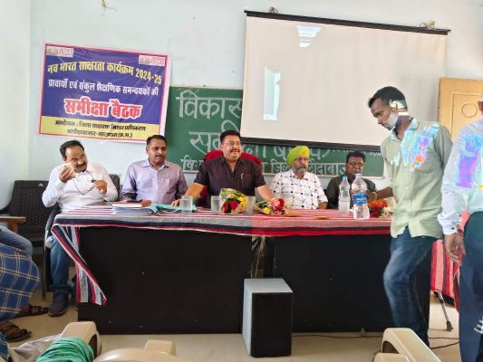 शिक्षा विभाग की योजनाओं की समीक्षा