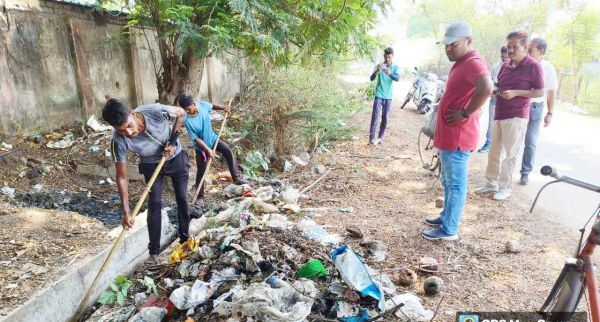 कचरा जलाने पर आयुक्त ने जताई नाराजगी