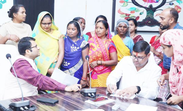कलेक्टर जनदर्शन में अवैध कब्जा हटाने समेत कई मांगे