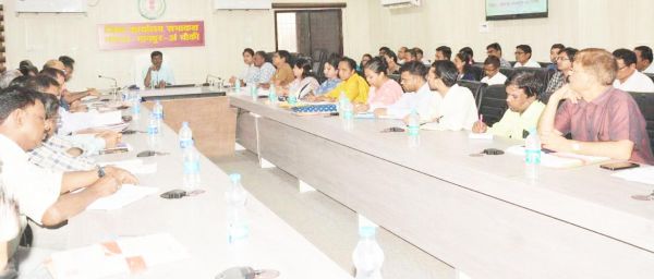 ब्लॉक अधिकारी अपने मुख्यालय में मौजूद रहें-कलेक्टर