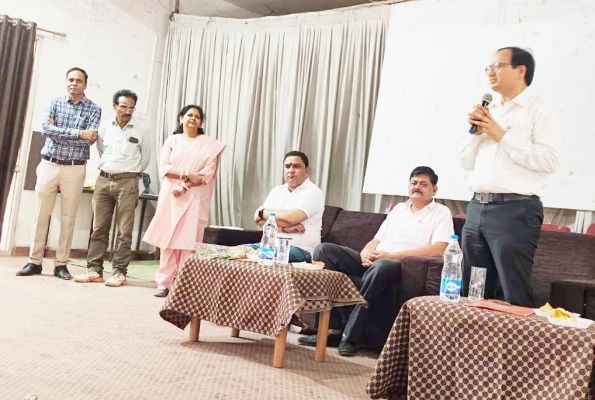 कलेक्टर ने ली व्यायाम शिक्षकों की बैठक