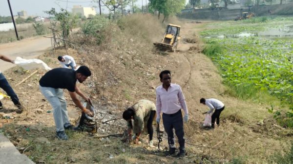 जल बचाओ कल बचाओ के तहत तालाब की सफाई जारी