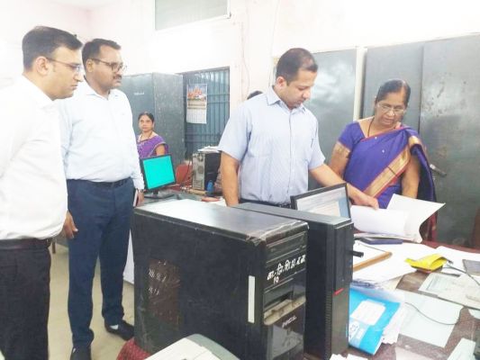 जिला शिक्षा कार्यालय का निरीक्षण
