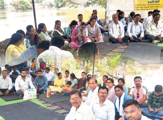 पटवारी संघ ने काली पट्टी बांध किया काम