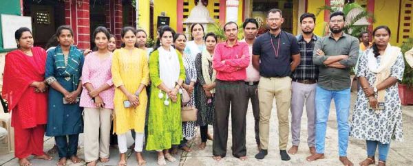 एकलव्य अतिथि शिक्षकों ने सांसद कश्यप से की मुलाकात, ज्ञापन सौंप कर अवगत कराया बेरोजगार होने की समस्या से